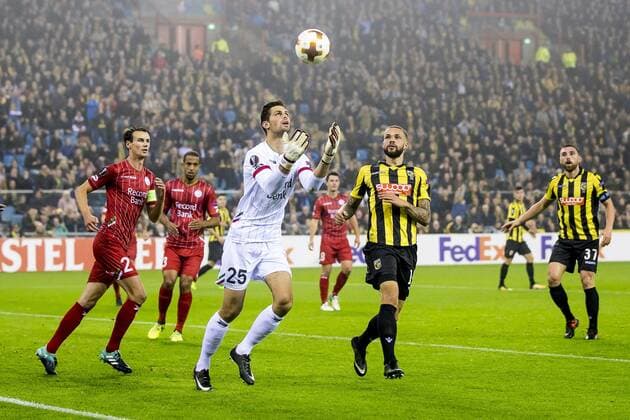 ARNHEM, Vitesse - SV Zulte Waregem, 2-11-2017, voetbal, seizoen 2017-2018, Europa League, stadion de Gelredome, Waregem keeper Louis Bostyn (M) pakt de bal, Vitesse speler Luc Castaignos (2R), Vitesse speler Guram Kashia (R) Vitesse - Waregem  x1793251x