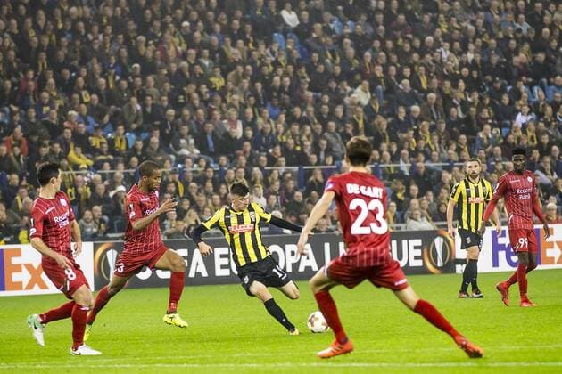 ARNHEM, Vitesse - SV Zulte Waregem, 2-11-2017, voetbal, seizoen 2017-2018, Europa League, stadion de Gelredome, schot van Vitesse speler Mason Mount (M) Vitesse - Waregem  x1793252x