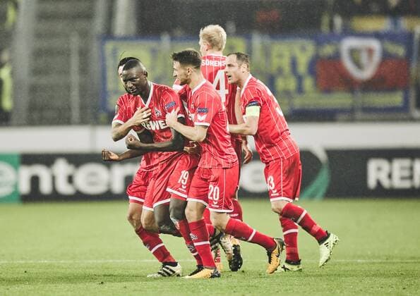 02.11.2017, Leverkusen, Deutschland, UEFA EURO EM Europameisterschaft Fussball League, Gruppe H, 1.FC Köln - Bate Borissow, Kölns Torschütze Sehrou Guirassy jubelt nach seinem Tor zum 3:2 mit seinen Mitspielern