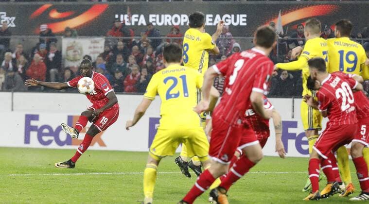 Köln, RheinEnergieStadion, 02.11.17: Sehrou Guirassy (1.FC Köln) (L) schiesst hier das 3:2 Tor im Europaleague Spiel zwischen 1.FC Köln vs. BATE Baryssau in der Saison 2017 2018.