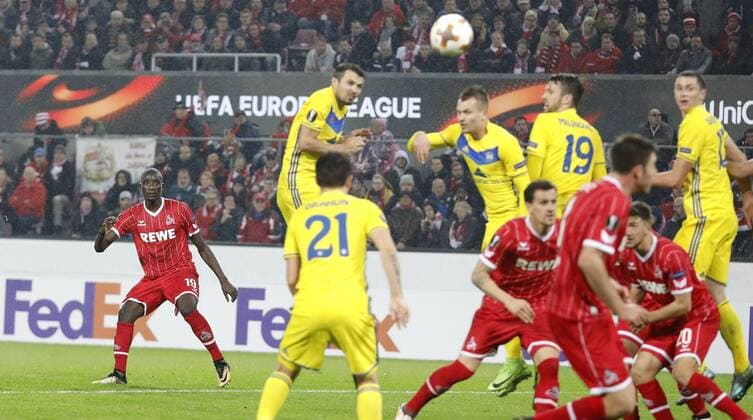 Köln, RheinEnergieStadion, 02.11.17: Sehrou Guirassy (1.FC Köln) (L) schiesst hier das 3:2 Tor im Europaleague Spiel zwischen 1.FC Köln vs. BATE Baryssau in der Saison 2017 2018.