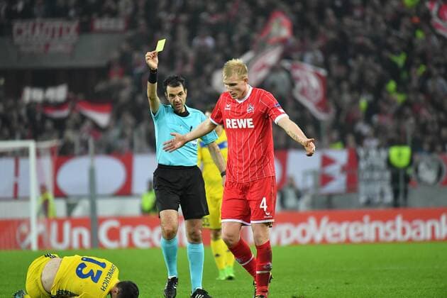 GER, 1. FC Köln (GER) vs. BATE Borisov (BLR) 02.11.2017, RheinEnergieSTADION, Köln, Europa Leaque, Gruppenphase, 4. Spieltag, GER, 1. FC Köln (GER) vs. BATE Borisov (BLR) im Bild: gelbe Karte für Frederik S??rensen Sorensen ( 4, 1.FC Koeln), für ein foul an Nikolai Signevich ( 13, Bate Borisov),