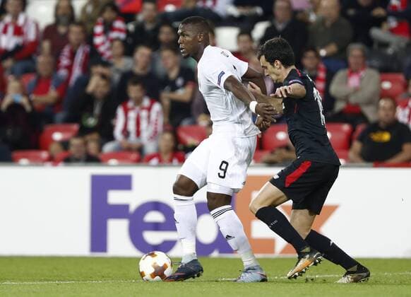 DAVID S BUSTAMANTE 02 11 2017 BILBAO PAIS VASCO Partido correspondiente a la Jornada 4 deL Grupo J de la UEFA Europa League de futbol entre el Athletic de Bilbao y el Ostersunds FK disputado en el Estadio San Mames de Bilbao Salisu Abdullhi Gero y I?igo Lekue Martinez luchan por el balon  xDAVIDxS.xBUSTAMANTEx xx