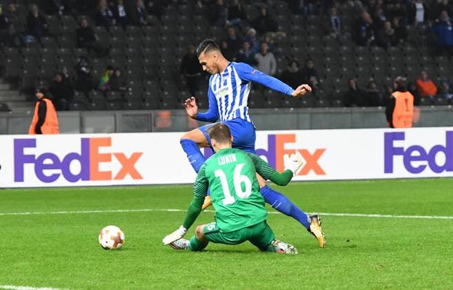 Fussball, Herren, Saison 2017 2018, UEFA Europa League (Gruppe J, 4. Spieltag), Hertha BSC - Sorja Luhansk, Davie Selke (Hertha BSC) spielt auf dem Weg zum Tor zum 2:0 Torwart Andriy Lunin (Sorja Luhansk) aus, 02.11. 2017, Copyright: xMatthiasxKochx