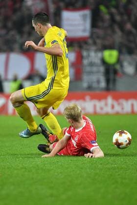 GER, 1. FC Köln (GER) vs. BATE Borisov (BLR) 02.11.2017, RheinEnergieSTADION, Köln, Europa Leaque, Gruppenphase, 4. Spieltag, GER, 1. FC Köln (GER) vs. BATE Borisov (BLR) im Bild: hierfüpr haat Frederik S??rensen Sorensen ( 4, 1.FC Koeln), gelb bekommen gegen Nikolai Signevich ( 13, Bate Borisov),