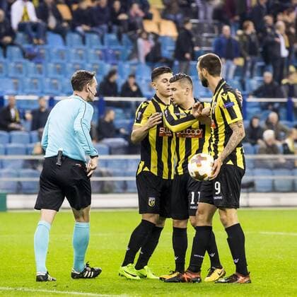 ARNHEM, Vitesse - SV Zulte Waregem, 2-11-2017, voetbal, seizoen 2017-2018, Europa League, stadion de Gelredome, Vitesse speler Tim Matavz (R), Vitesse speler Bryan Linssen (2R) en Vitesse speler Milot Rashica (M) protesteren bij scheidsrechter Yevhen Aranovskiy (L) Vitesse - Waregem  x1793338x