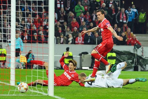 Bilder des Tages - SPORT Koeln, Germany 02.11.2017, UEFA Europa League - 2017 18 Season, Gruppenphase - Gruppe H -4. Spieltag, 1. FC Koeln - BATE Borisov, Tor zum 4:2 fuer Koeln durch Yuya Osako (KOE), hinten gegen Denis Scherbitski (BATE), vorne ( DeFodi521