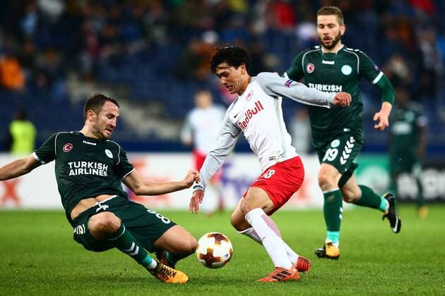 SOCCER - UEFA EL, RBS vs Konyaspor SALZBURG,AUSTRIA,02.NOV.17 - SOCCER - UEFA Europa League, group stage, Red Bull Salzburg vs Atiker Konyaspor. Image shows Ali Camadali (Konyaspor) and Takumi Minamino (RBS). GEPAxpictures xFelixxRoittner