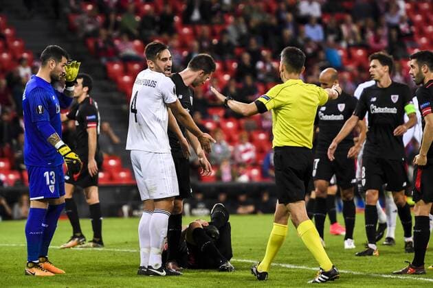 171102 Östersunds Sotirios Papagiannopoulus reagerar pa Athletic Bilbaos Aritz Aduriz efter eb situation under fotbollsmatchen i Europa League mellan Athletic Bilbao och Östersund den 2 november 2017 i Bilbao.  Copyright: CARLxSANDIN BB171102CS056