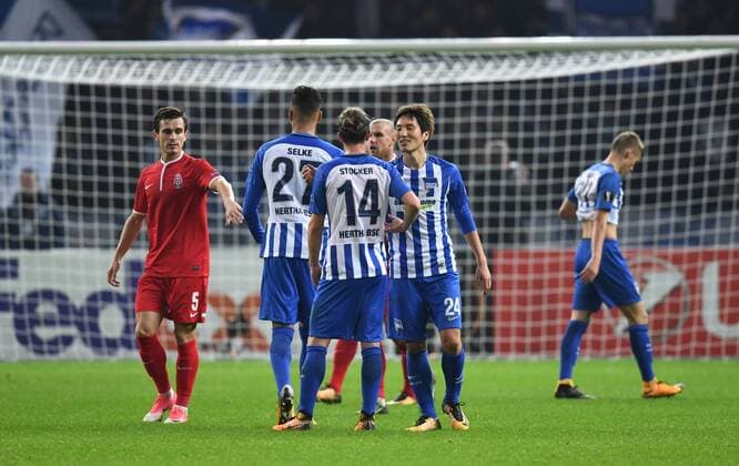 Fussball, Herren, Saison 2017 2018, UEFA Europa League (Gruppe J, 4. Spieltag), Hertha BSC - Sorja Luhansk, v. l. Artem Gordiyenko (Sorja Luhansk), Davie Selke (Hertha BSC), Valentin Stocker (Hertha BSC), Genki Haraguchi (Hertha BSC), Pal Dardai (Palko, Junior, Hertha BSC), Jubel nach dem Abpfiff, 02.11. 2017, Copyright: xMatthiasxKochx