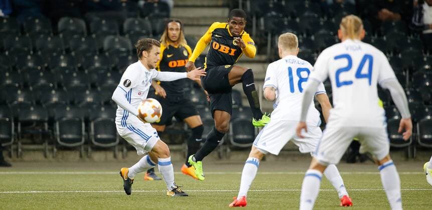 02.11.2017 Stade de Suisse Bern , SCHWEIZ , Saison 2017 2018 Herren Fussball Europa League BSC Young Boys Bern - Dynamo Kiew Roger Assale (Young Boys) gegen Josip Pivaric , Nikita Korzun und Domagoj Vida (Kiew)