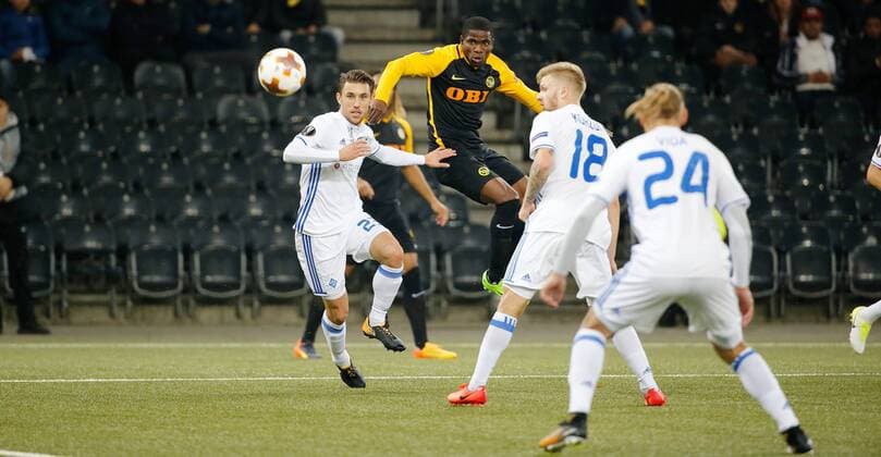 02.11.2017 Stade de Suisse Bern , SCHWEIZ , Saison 2017 2018 Herren Fussball Europa League BSC Young Boys Bern - Dynamo Kiew Roger Assale (Young Boys) gegen Josip Pivaric , Nikita Korzun und Domagoj Vida (Kiew)