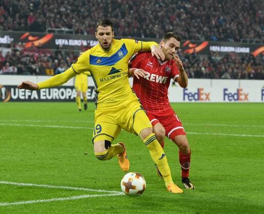 1. FC Köln - BATE Borisov 02.11.2017 Nemanja Milunovic (BATE) Aktion gegen Christian Clemens (Köln)