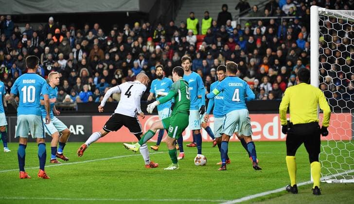 Fotball Menn UEFA Europa League Rosenborg - Zenit Lerkendal Stadium, Trondheim, Norway 2 november 2017 Rosenborgs Tore Reginiussen farlig frampa foran Zenit s mal Foto : Arve Johnsen, Digitalsport 