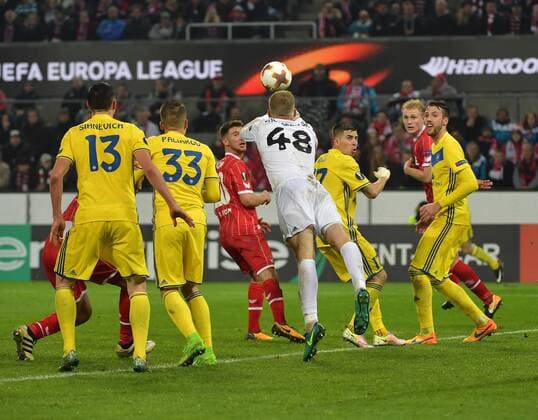 02.11.2017, xjpx, Fussball Europa League, 1.FC Koeln - BATE Baryssau, emspor v.l. Torhüter Denis Shcherbitski (Borisov) klärt einen Eckball Koeln