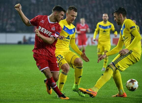02.11.2017, xjpx, Fussball Europa League, 1.FC Koeln - BATE Baryssau, emspor v.l. Salih Özcan (Koeln) spielt zwei Gegner aus Koeln