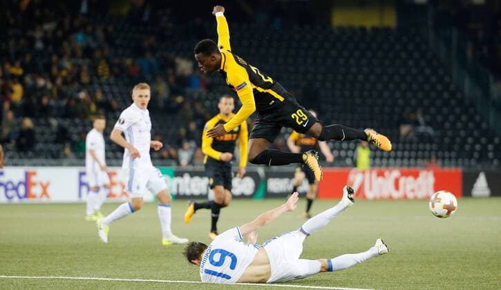 02.11.2017 Stade de Suisse Bern , SCHWEIZ , Saison 2017 2018 Herren Fussball Europa League BSC Young Boys Bern - Dynamo Kiew Denys Garmash (li,Kiew) gegen Jordan Lotomba (Young Boys)