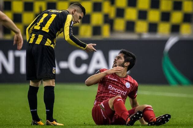 (L-R) Bryan Linssen of Vitesse, Sandy Walsh of Zulte Waregem during the UEFA Europa League group K match between Vitesse Arnhem and sv Zulte Waregem at Gelredome on November 02, 2017 in Arnhem, The Netherlands UEFA Europa League 2017 2018 xVIxVIxImagesx xRonaldxBonestrooxIVx 9193861