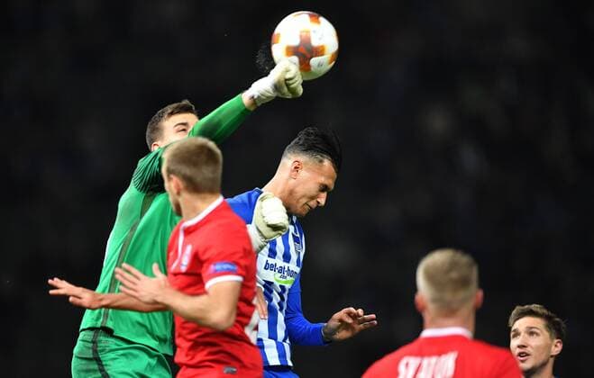 Andriy Lunin (Torwart Luhansk) in Aktion, rechts Davie Selke (Hertha BSC), Hertha BSC Berlin - Sorja Luhansk Europa League, Gruppenphase, 1. Spieltag, Fußball, Fussball, soccer, Herren, Männer, Maenner, Deutschland, Germany Berlin, 2.11.2017, Olympiastadion