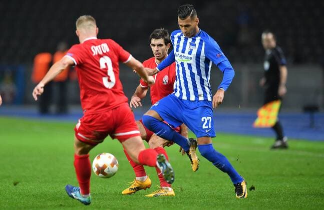 Davie Selke (Hertha BSC), am Ball, vorne Oleksandr Svatov (Luhansk) Hertha BSC Berlin - Sorja Luhansk Europa League, Gruppenphase, 1. Spieltag, Fußball, Fussball, soccer, Herren, Männer, Maenner, Deutschland, Germany Berlin, 2.11.2017, Olympiastadion