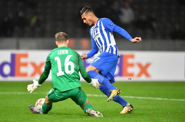 Davie Selke (Hertha BSC), ist vorbei an Andriy Lunin (Torwart Luhansk) und erzielt das 2:0 Hertha BSC Berlin - Sorja Luhansk Europa League, Gruppenphase, 1. Spieltag, Fußball, Fussball, soccer, Herren, Männer, Maenner, Deutschland, Germany Berlin, 2.11.2017, Olympiastadion