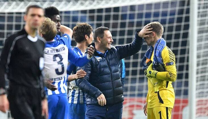 Pal Dardai (Trainer Hertha BSC), lobt Thomas Kraft (Torwart Hertha BSC), nach dem Spiel, links Genki Haraguchi (Hertha BSC), Per Skjelbred (Hertha BSC), Hertha BSC Berlin - Sorja Luhansk Europa League, Gruppenphase, 1. Spieltag, Fußball, Fussball, soccer, Herren, Männer, Maenner, Deutschland, Germany Berlin, 2.11.2017, Olympiastadion