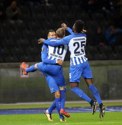 Themen der Woche - SPORT Bilder des Tages - SPORT GER, Europa League, Hertha BSC VS. Sorja Luhansk 02.11.2017, OLympiastadion, Berlin, GER, Europa League, Hertha BSC VS. Sorja Luhansk, im Bild 1: 0 durch Davie Selke (Hertha BSC Berlin 27), Ondrej Duda (Hertha BSC Berlin 10), Jordan Torunarigha (Hertha BSC Berlin 25)