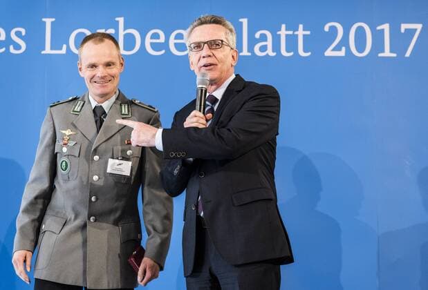 - Feierstunde mit dem Bundesinnenminister.Stefan Wiesner - Weltmeister im Fallschirmspringen Surheim 2014. Thomas de Maiziere überreicht 46 Sportlerinnen und Sportler das Silberne Lorbeerblatt, die höchste staatliche Auszeichnung für sportliche Spitzenleistung in Deutschland. Stefan Wiesner + Thomas de Maiziere