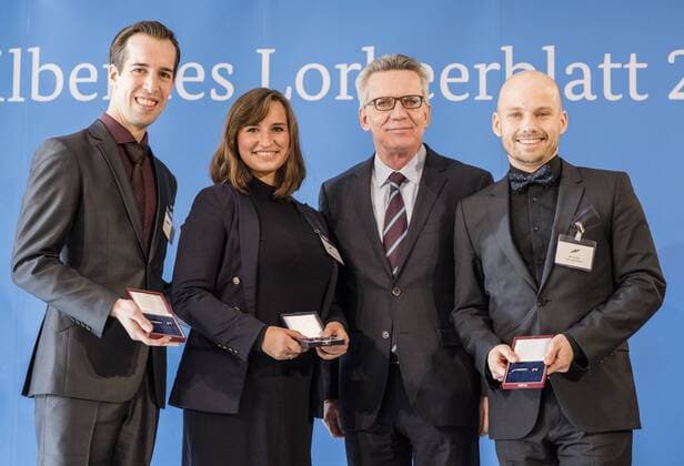 - Feierstunde mit dem Bundesinnenminister. Thibault Denis, Katarina Wiezcorek, Marco Welzel Weltermeister im Tanzen. Thomas de Maiziere überreicht 46 Sportlerinnen und Sportler das Silberne Lorbeerblatt, die höchste staatliche Auszeichnung für sportliche Spitzenleistung in Deutschland. Thibault Denis + Katarina Wiezcorek + Thomas de Maiziere + Marco Welzel