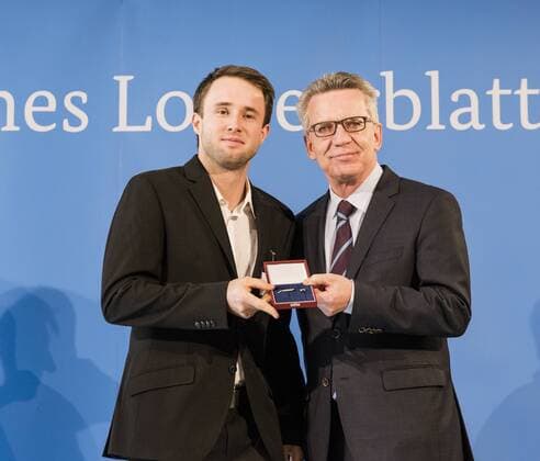 - Feierstunde mit dem Bundesinnenminister. Eric Weber Weltmeister Modellflug. Thomas de Maiziere überreicht 46 Sportlerinnen und Sportler das Silberne Lorbeerblatt, die höchste staatliche Auszeichnung für sportliche Spitzenleistung in Deutschland. Eric Weber + Thomas de Maiziere