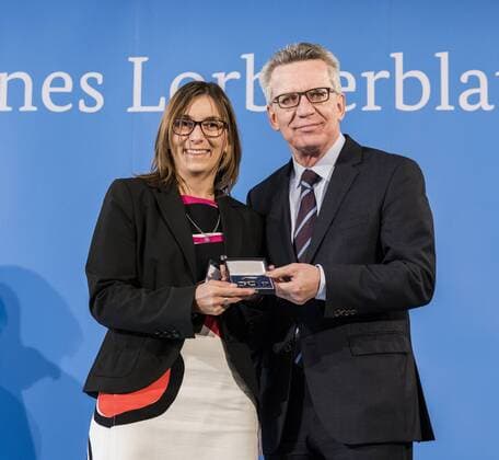 - Feierstunde mit dem Bundesinnenminister. Stefanie Blendermann , Weltmeisterin Minigolf.Thomas de Maiziere überreicht 46 Sportlerinnen und Sportler das Silberne Lorbeerblatt, die höchste staatliche Auszeichnung für sportliche Spitzenleistung in Deutschland. Stefanie Blendermann + Thomas de Maiziere