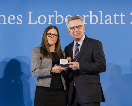 - Feierstunde mit dem Bundesinnenminister. Jasmin Ehm , Weltmeisterin Minigolf. Thomas de Maiziere überreicht 46 Sportlerinnen und Sportler das Silberne Lorbeerblatt, die höchste staatliche Auszeichnung für sportliche Spitzenleistung in Deutschland. Jasmin Ehm + Thomas de Maiziere