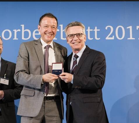 - Feierstunde mit dem Bundesinnenminister. Walter Erlbruch, Weltmeister Minigolf. Thomas de Maiziere überreicht 46 Sportlerinnen und Sportler das Silberne Lorbeerblatt, die höchste staatliche Auszeichnung für sportliche Spitzenleistung in Deutschland. Walter Erlbruch + Thomas de Maiziere