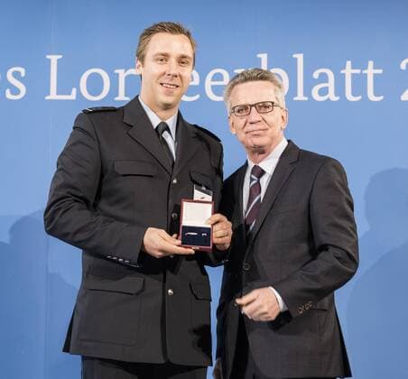 - Feierstunde mit dem Bundesinnenminister.Gregor Hauffe Weltmeister Rudern Deutschland 8M. Thomas de Maiziere überreicht 46 Sportlerinnen und Sportler das Silberne Lorbeerblatt, die höchste staatliche Auszeichnung für sportliche Spitzenleistung in Deutschland. Gregor Hauffe + Thomas de Maiziere