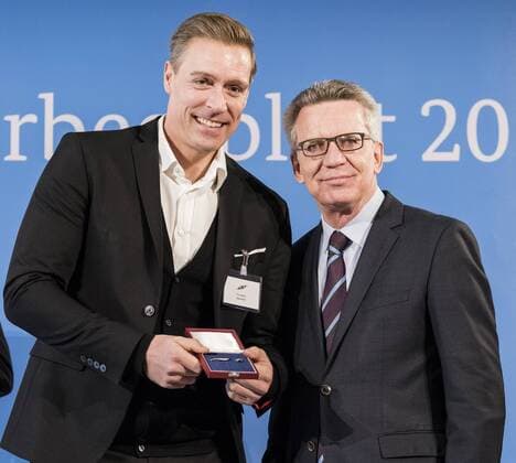 - Feierstunde mit dem Bundesinnenminister. Toni Seifert , Weltmeister Rudern 8er M. Thomas de Maiziere überreicht 46 Sportlerinnen und Sportler das Silberne Lorbeerblatt, die höchste staatliche Auszeichnung für sportliche Spitzenleistung in Deutschland. Toni Seifert + Thomas de Maiziere