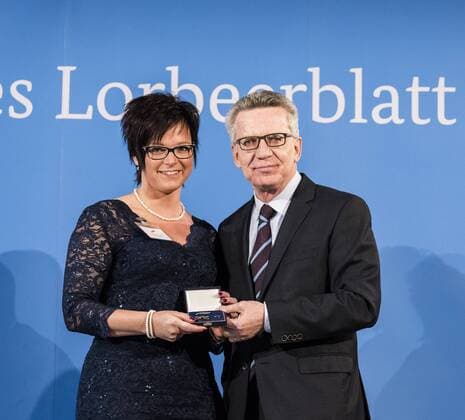 - Feierstunde mit dem Bundesinnenminister. Renate Schwindler, Weltmeisterin Eisstockschießen.Thomas de Maiziere überreicht 46 Sportlerinnen und Sportler das Silberne Lorbeerblatt, die höchste staatliche Auszeichnung für sportliche Spitzenleistung in Deutschland. Renate Schwindler + Thomas de Maiziere