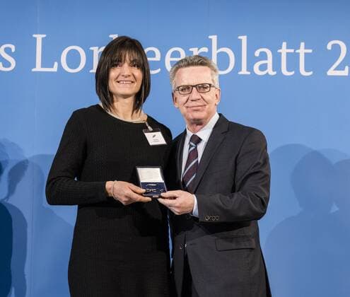 - Feierstunde mit dem Bundesinnenminister. Claudia Eder, Weltmeister Eisstockschießen .Thomas de Maiziere überreicht 46 Sportlerinnen und Sportler das Silberne Lorbeerblatt, die höchste staatliche Auszeichnung für sportliche Spitzenleistung in Deutschland. Claudia Eder + Thomas de Maiziere