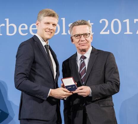 - Feierstunde mit dem Bundesinnenminister. Christian Mader Weltmeister Eisstockschießen.Thomas de Maiziere überreicht 46 Sportlerinnen und Sportler das Silberne Lorbeerblatt, die höchste staatliche Auszeichnung für sportliche Spitzenleistung in Deutschland. Christian Mader + Thomas de Maiziere