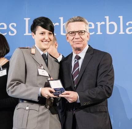 - Feierstunde mit dem Bundesinnenminister.Verena Gotzler Eisstock-Weltmeisterin. Thomas de Maiziere überreicht 46 Sportlerinnen und Sportler das Silberne Lorbeerblatt, die höchste staatliche Auszeichnung für sportliche Spitzenleistung in Deutschland. Verena Gotzler + Thomas de Maiziere