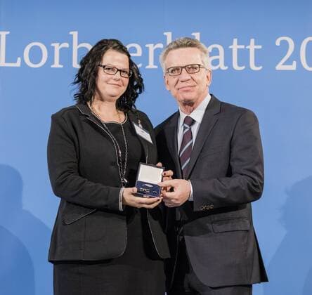 - Feierstunde mit dem Bundesinnenminister. Marlen Fallak Weltmeisterin 2016 Reiter Einspänner Fahren.Thomas de Maiziere überreicht 46 Sportlerinnen und Sportler das Silberne Lorbeerblatt, die höchste staatliche Auszeichnung für sportliche Spitzenleistung in Deutschland. Marlen Fallak + Thomas de Maiziere