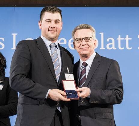 - Feierstunde mit dem Bundesinnenminister. Phillipp Faißt , Weltmeister 2016 Reiter Einspanner Fahren. Thomas de Maiziere überreicht 46 Sportlerinnen und Sportler das Silberne Lorbeerblatt, die höchste staatliche Auszeichnung für sportliche Spitzenleistung in Deutschland. Phillipp Faißt + Thomas de Maiziere