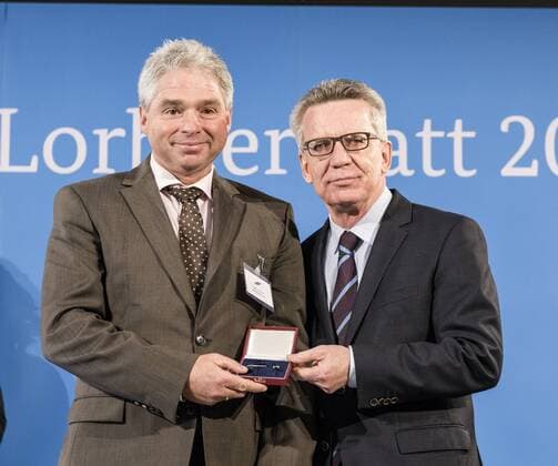 - Feierstunde mit dem Bundesinnenminister. Dieter Lauterbach, Weltmeister2016 Reiter Einspanner Fahren.Thomas de Maiziere überreicht 46 Sportlerinnen und Sportler das Silberne Lorbeerblatt, die höchste staatliche Auszeichnung für sportliche Spitzenleistung in Deutschland. Dieter Lauterbach + Thomas de Maiziere