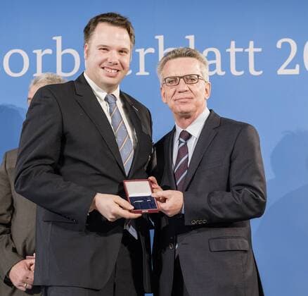 - Feierstunde mit dem Bundesinnenminister. Christoph Dieker Weltmeister 2012 Reiter Einspanner Fahren. Thomas de Maiziere überreicht 46 Sportlerinnen und Sportler das Silberne Lorbeerblatt, die höchste staatliche Auszeichnung für sportliche Spitzenleistung in Deutschland. Christoph Dieker + Thomas de Maiziere