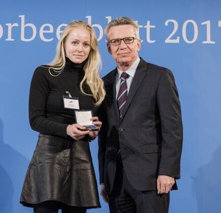 Bilder des Tages - SPORT - Feierstunde mit dem Bundesinnenminister. Julia Dammer Weltmeisterin Kaarst 2014 Reiterin Voltigiergruppe.Thomas de Maiziere überreicht 46 Sportlerinnen und Sportler das Silberne Lorbeerblatt, die höchste staatliche Auszeichnung für sportliche Spitzenleistung in Deutschland. Julia Dammer + Thomas de Maiziere