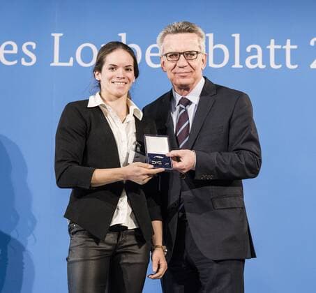 - Feierstunde mit dem Bundesinnenminister.Janika Derks Weltmeisterin Dormagen 2014 Reiterin Voltigiergruppe. Thomas de Maiziere überreicht 46 Sportlerinnen und Sportler das Silberne Lorbeerblatt, die höchste staatliche Auszeichnung für sportliche Spitzenleistung in Deutschland. Janika Derks + Thomas de Maiziere