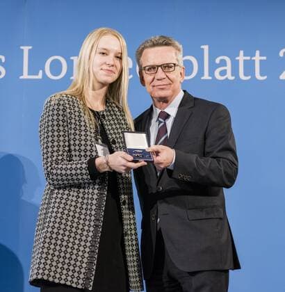 - Feierstunde mit dem Bundesinnenminister. Milena Hiemann Weltmeisterin Kaarst 2014 Reiterin Voltigiergruppe. Thomas de Maiziere überreicht 46 Sportlerinnen und Sportler das Silberne Lorbeerblatt, die höchste staatliche Auszeichnung für sportliche Spitzenleistung in Deutschland. Milena Hiemann + Thomas de Maiziere