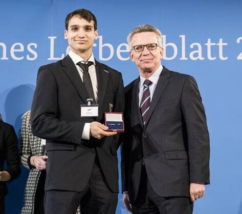 - Feierstunde mit dem Bundesinnenminister. Johannes Kay , Reiter Voltigiergruppe - Weltmeister Neuss 2014. Thomas de Maiziere überreicht 46 Sportlerinnen und Sportler das Silberne Lorbeerblatt, die höchste staatliche Auszeichnung für sportliche Spitzenleistung in Deutschland. Johannes Kay + Thomas de Maiziere