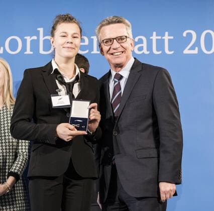 - Feierstunde mit dem Bundesinnenminister. Mona Pavetic - Reiter Voltigiergruppe Weltmeisterin Neuss 2014 (Mannschaft).Thomas de Maiziere überreicht 46 Sportlerinnen und Sportler das Silberne Lorbeerblatt, die höchste staatliche Auszeichnung für sportliche Spitzenleistung in Deutschland. Mona Pavetic + Thomas de Maiziere