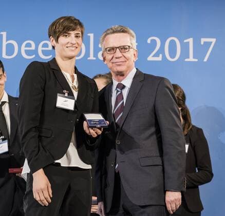 - Feierstunde mit dem Bundesinnenminister. Elisabeth Simon Voltigiergruppe Weltmeisterin Neuss 2014 (Mannschaft). Thomas de Maiziere überreicht 46 Sportlerinnen und Sportler das Silberne Lorbeerblatt, die höchste staatliche Auszeichnung für sportliche Spitzenleistung in Deutschland. Elisabeth Simon + Thomas de Maiziere
