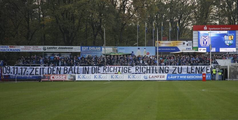 04.11.2017, Hänsch-Arena, Meppen, GER, Fußball, 3. Liga: SV Meppen - Chemnitzer FC. SVM-Fans zeigen Banner - 09.11.17, Zeit, den Ball in die richtige Richtung zu lenken. Meppen Niedersachsen Germany Hänsch-Arena